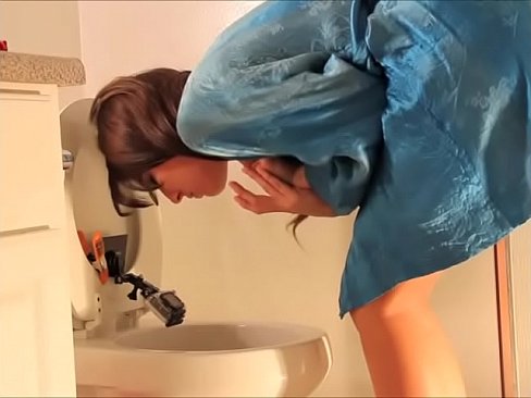 Zieke dame kotst het hele toilet onder