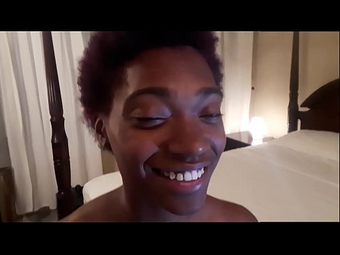 Extreme keelneuk sessie voor deze amateur moeder